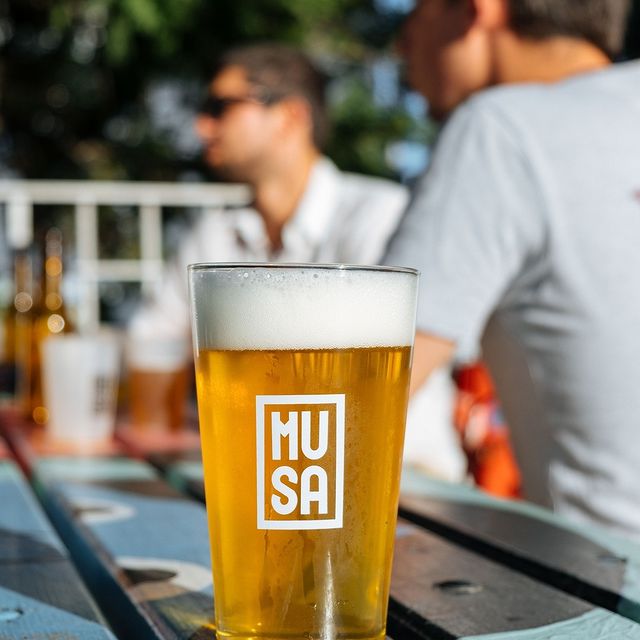 Despeça-se da Fábrica da Musa sem lágrimas — só com cerveja, comida e música