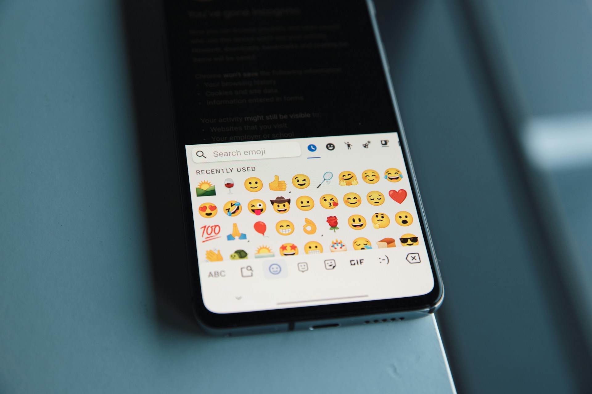 E que tal misturar os seus emojis favoritos e obter resultados divertidos? É só usar esta app