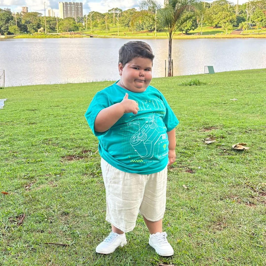 Criança obesa devido a medicamentos para tratar tumor é vítima de bullying. Mas virou estrela