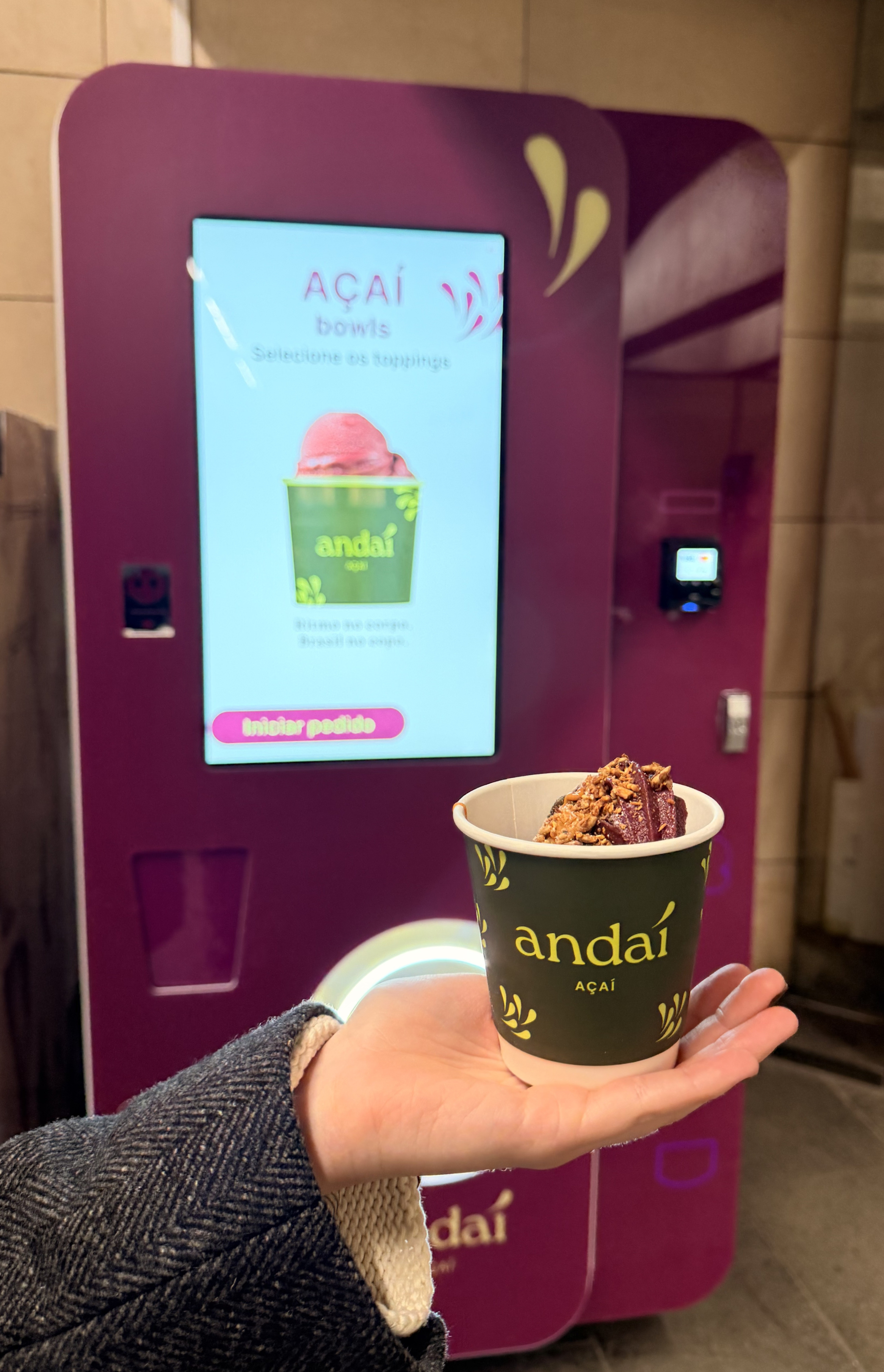 24h por dia, sem balcão ou filas. Saiba onde encontrar a primeira máquina self-service de açaí em Lisboa