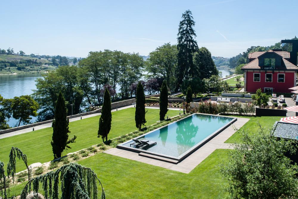 Há um novo hotel de 5 estrelas a norte de Portugal. Tem vista para o rio Douro, spa e piqueniques