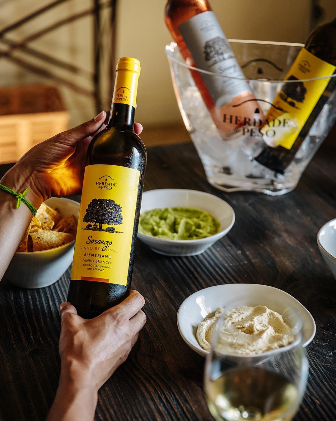 Dos bolos de bacalhau aos croquetes de pernil e queijo, os petiscos servem-se com Sossego (por 5€)