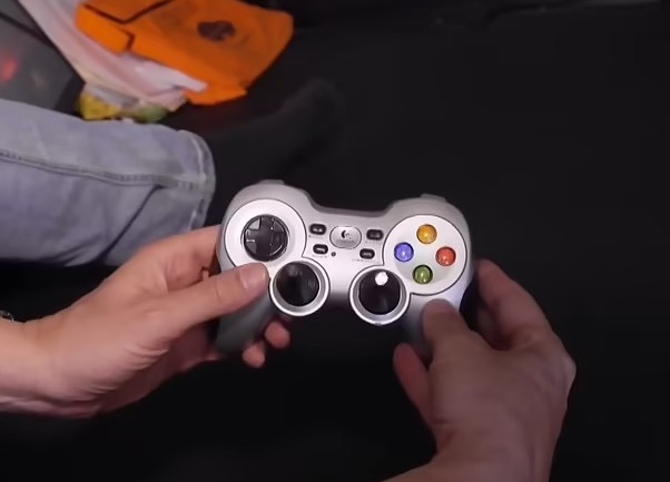 Titan controlado por um comando de consola de 27€ (que conta com críticas más pela Internet)