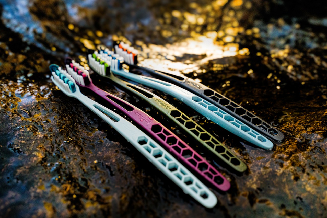 Jordan UltraLite. Uma escova mais leve, sustentável, sofisticada (e que fica bem na casa de banho)