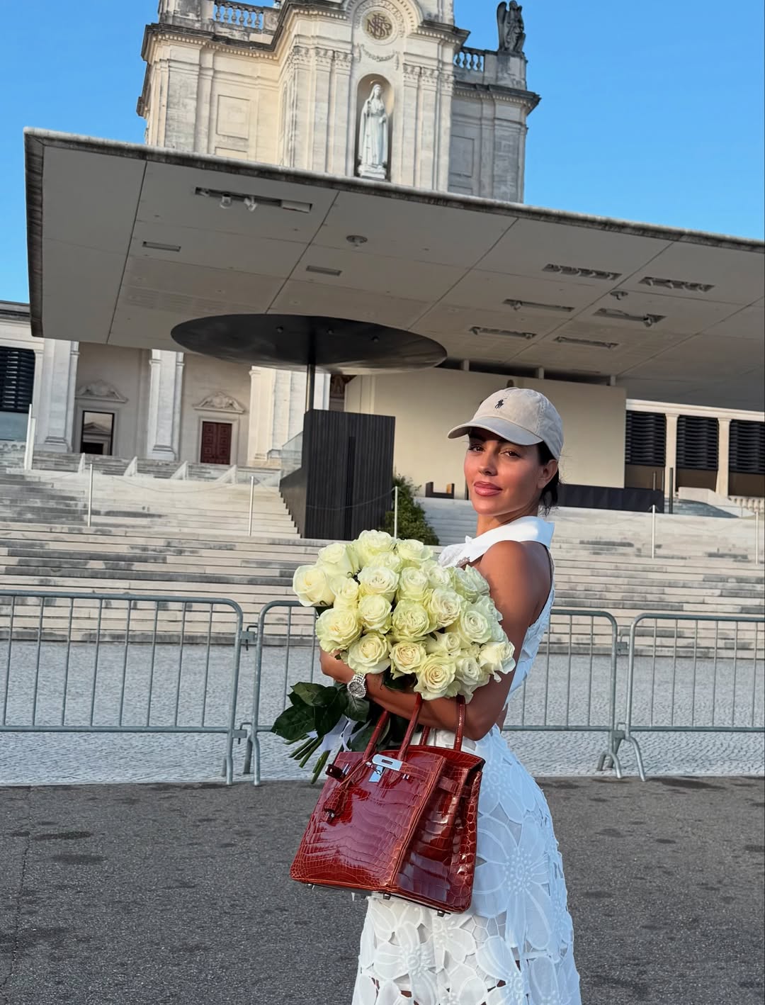 Georgina Rodríguez voltou ao Santuário de Fátima com mala de quase 1 milhão de euros e vestido polémico