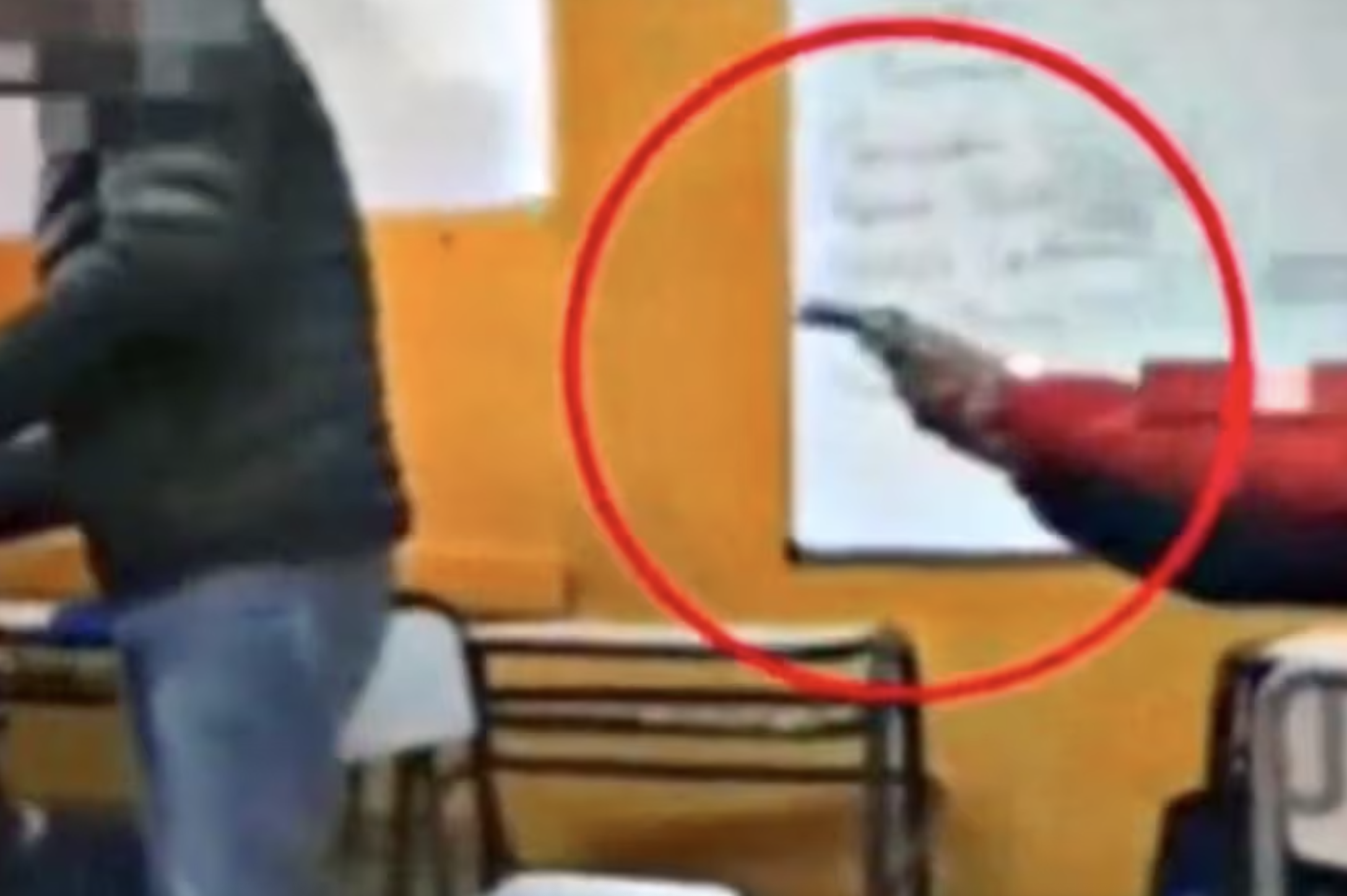 Aluno filma-se a dar tiros com pistola descarregada ao professor na aula e partilha vídeo nas redes sociais