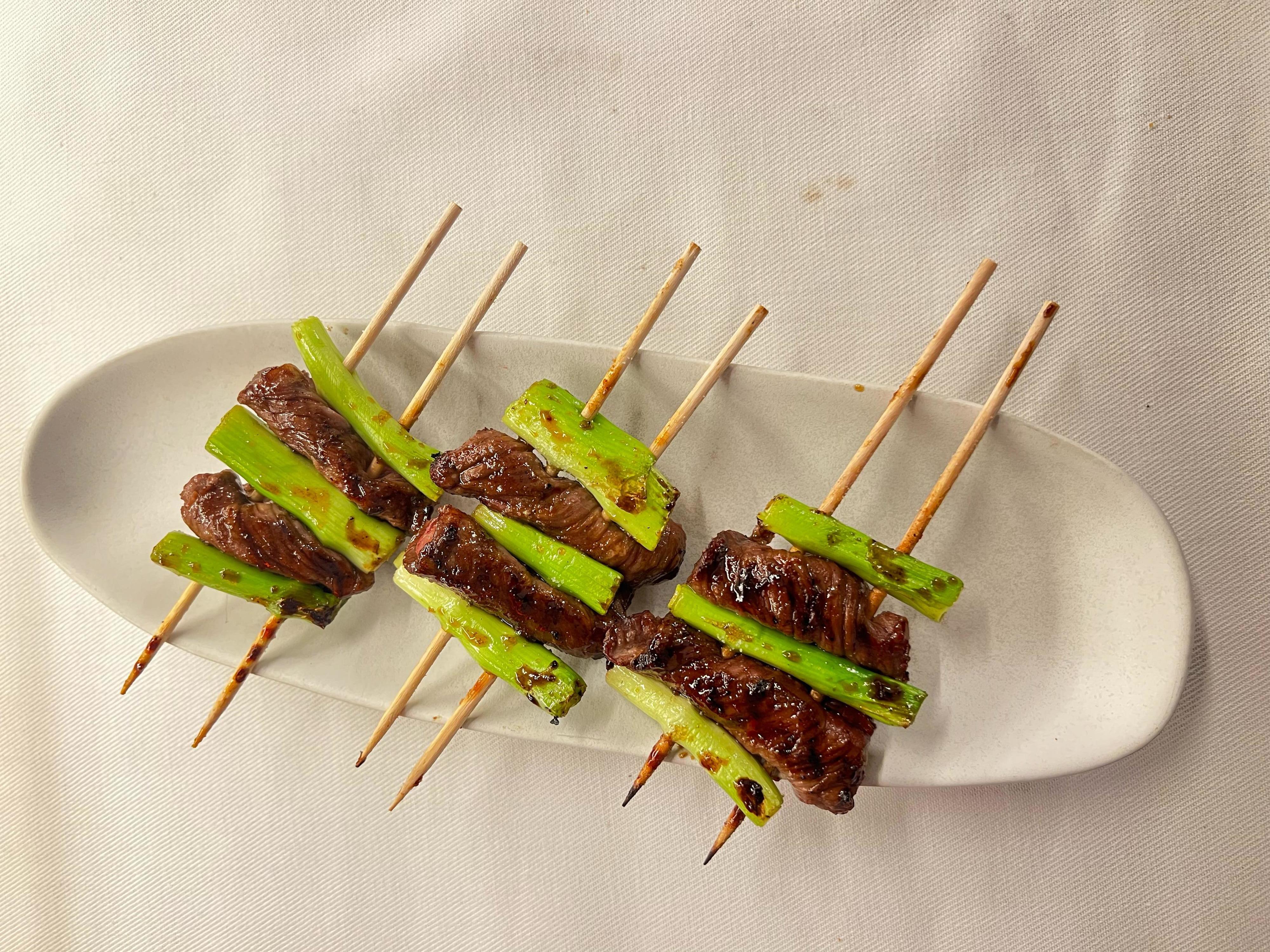 Saratoga. Há espetadas grelhadas a carvão desde 5€ e vinhos naturais neste novo spot em Lisboa