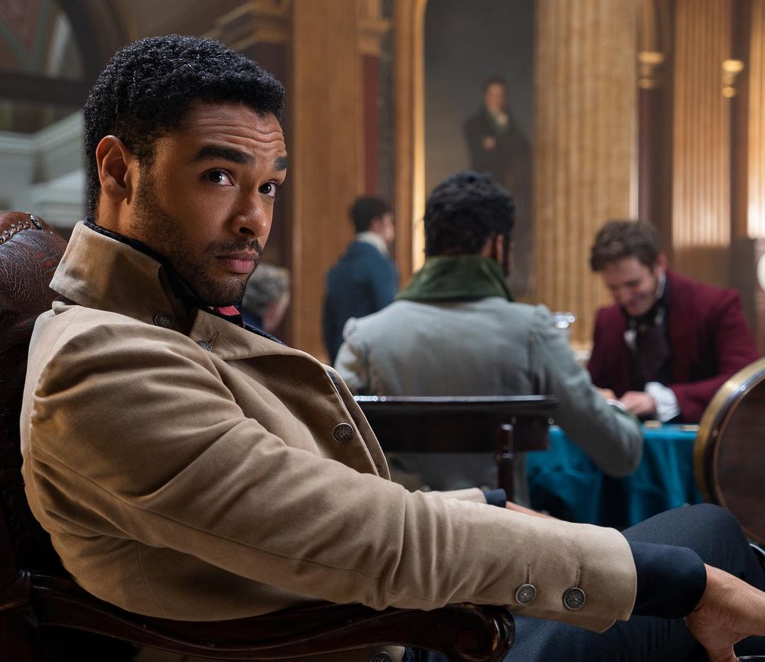 Com saudades do Simon de “Bridgerton”? Vai poder vê-lo a fazer humor ainda esta semana