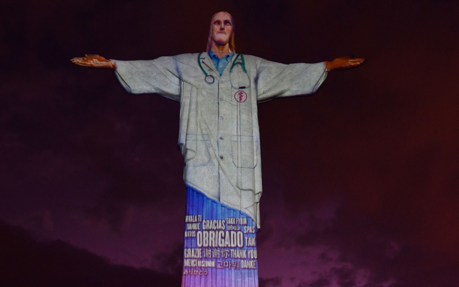 Cristo Redentor vestiu-se de médico em homenagem a profissionais de saúde
