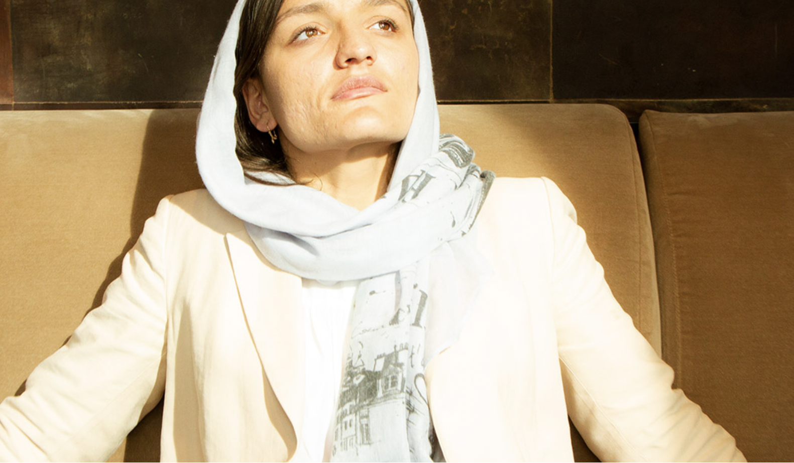 Mulheres afegãs protestam contra uso da burqa. Saiba a opinião de Zarifa Ghafari