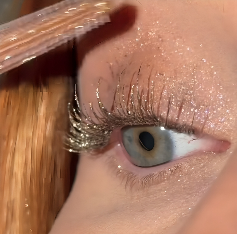 Está tudo doido com esta máscara que promete pestanas longas, curvas e douradas. Saiba de onde é