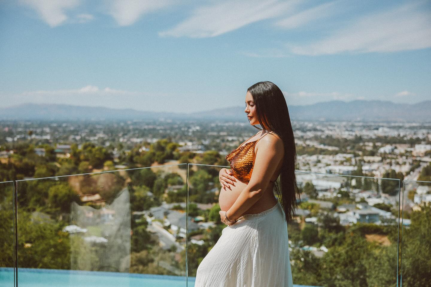 Vanessa Hudgens foi mãe novamente e desabafa sobre o processo. “Que jornada dura é o trabalho de parto”