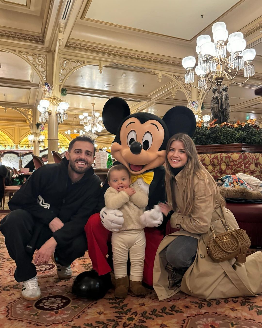 Bernardo Silva está de férias em Paris. Veja 19 fotos fofas do futebolista em família