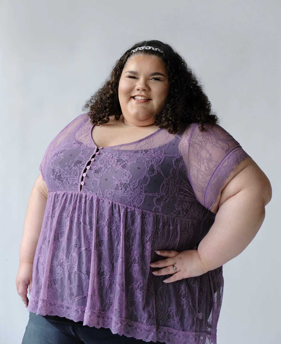 Influenciadora XXXL abre guerra às companhias de aviação. “É absurdo termos de pagar o dobro por um bilhete”