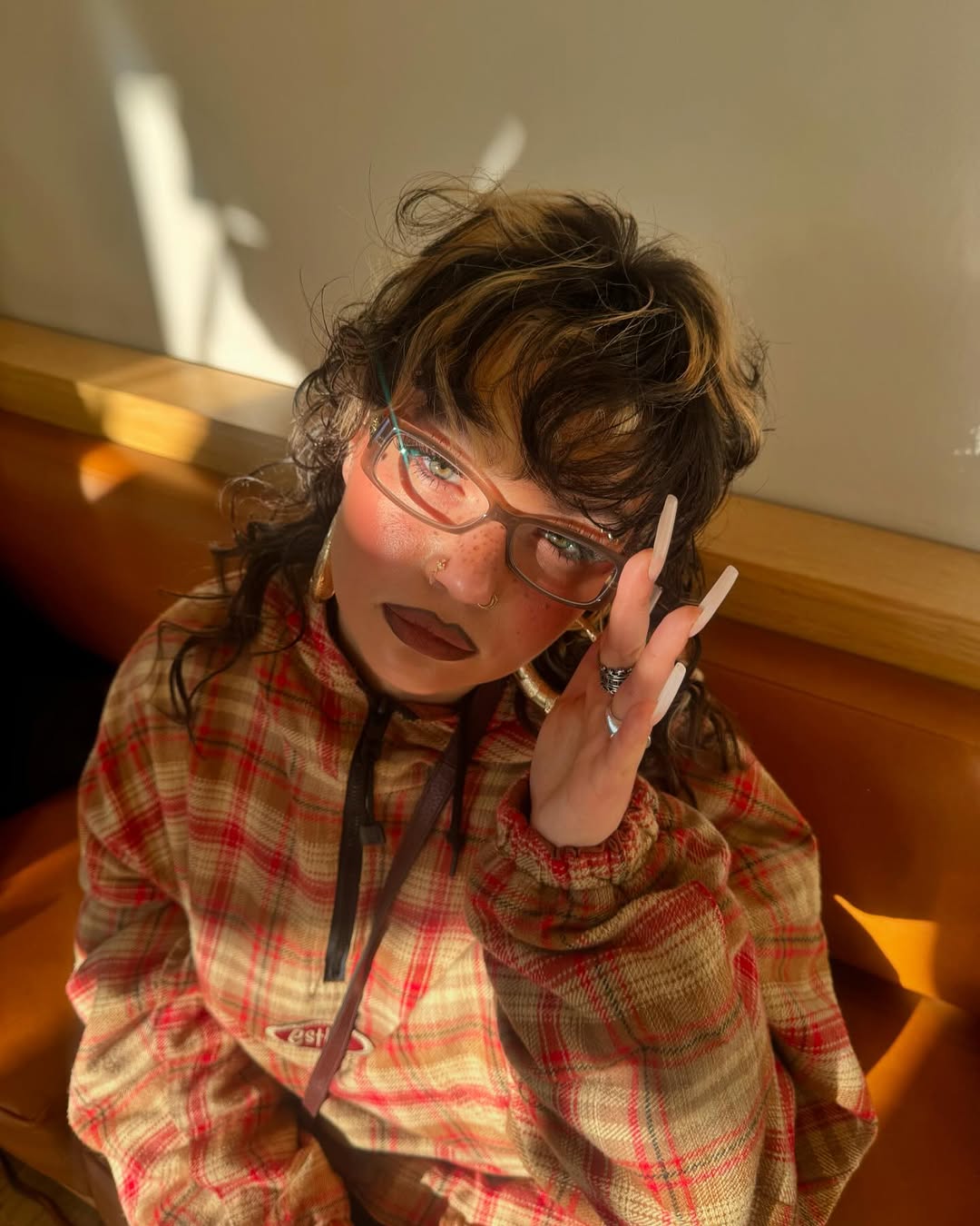 A canção “Messy” não lhe sai da cabeça? Conheça Lola Young, a artista sensação do momento