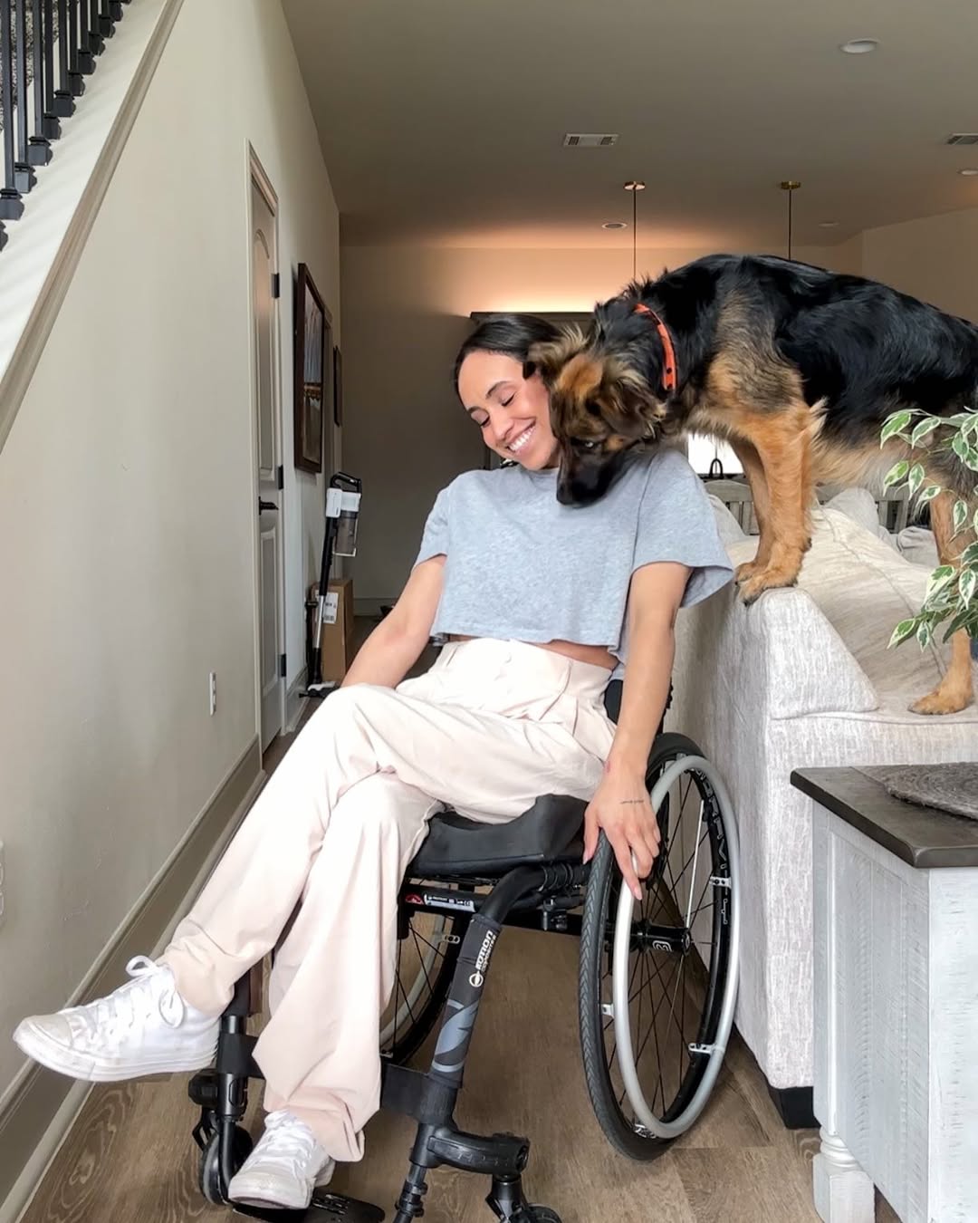 Influenciadora de 31 anos deixa de conseguir andar depois de ser picada por carrapato