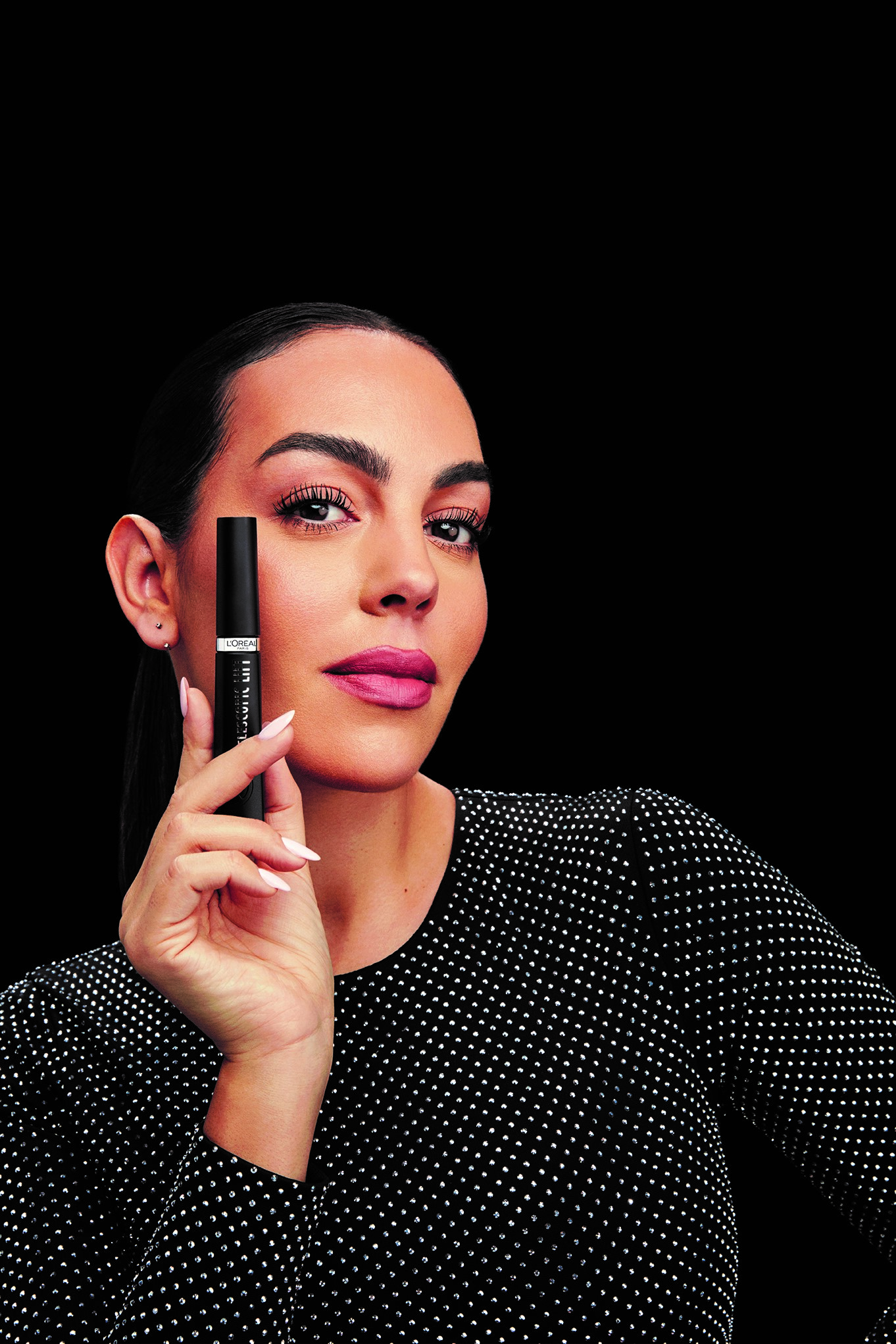 A nova máscara de pestanas da L’Oréal Paris alonga-as até mais não. E tem o selo de aprovação de Georgina Rodríguez