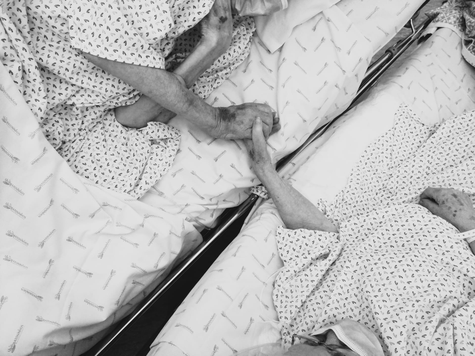 COVID-19. Antes de morrer, casal de idosos de Matosinhos deu as mãos. Imagem viralizou