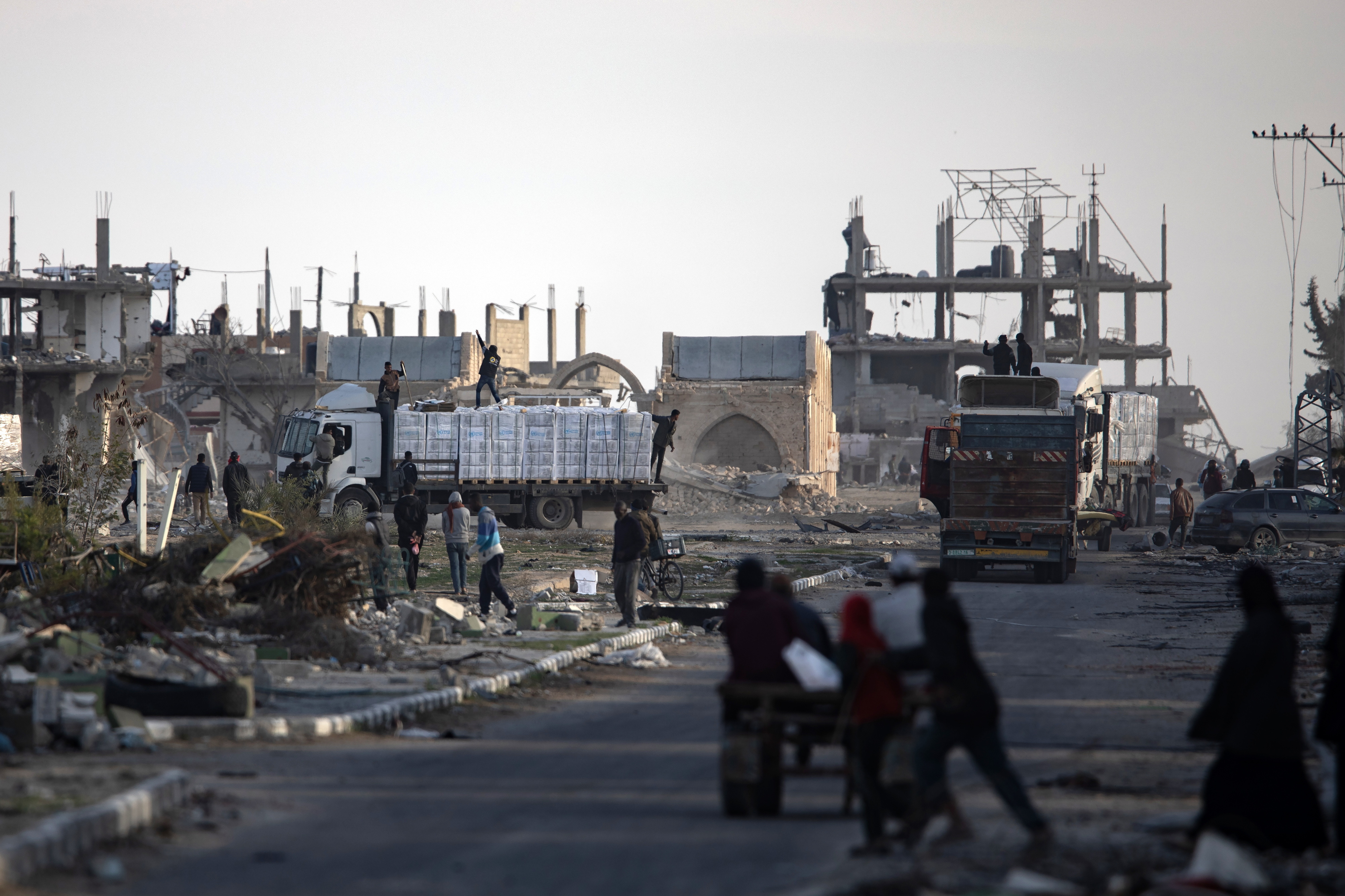 Milhares de deslocados regressam à Faixa de Gaza no meio de destroços mas com esperança