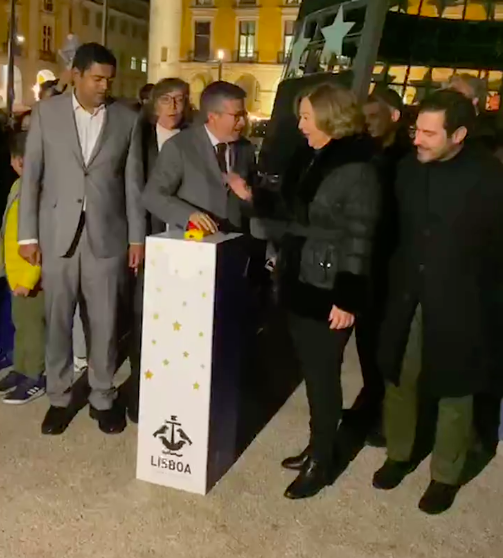 Veja o vídeo hilariante em que Carlos Moedas acende as luzes de Natal da Baixa de Lisboa… e nada acontece