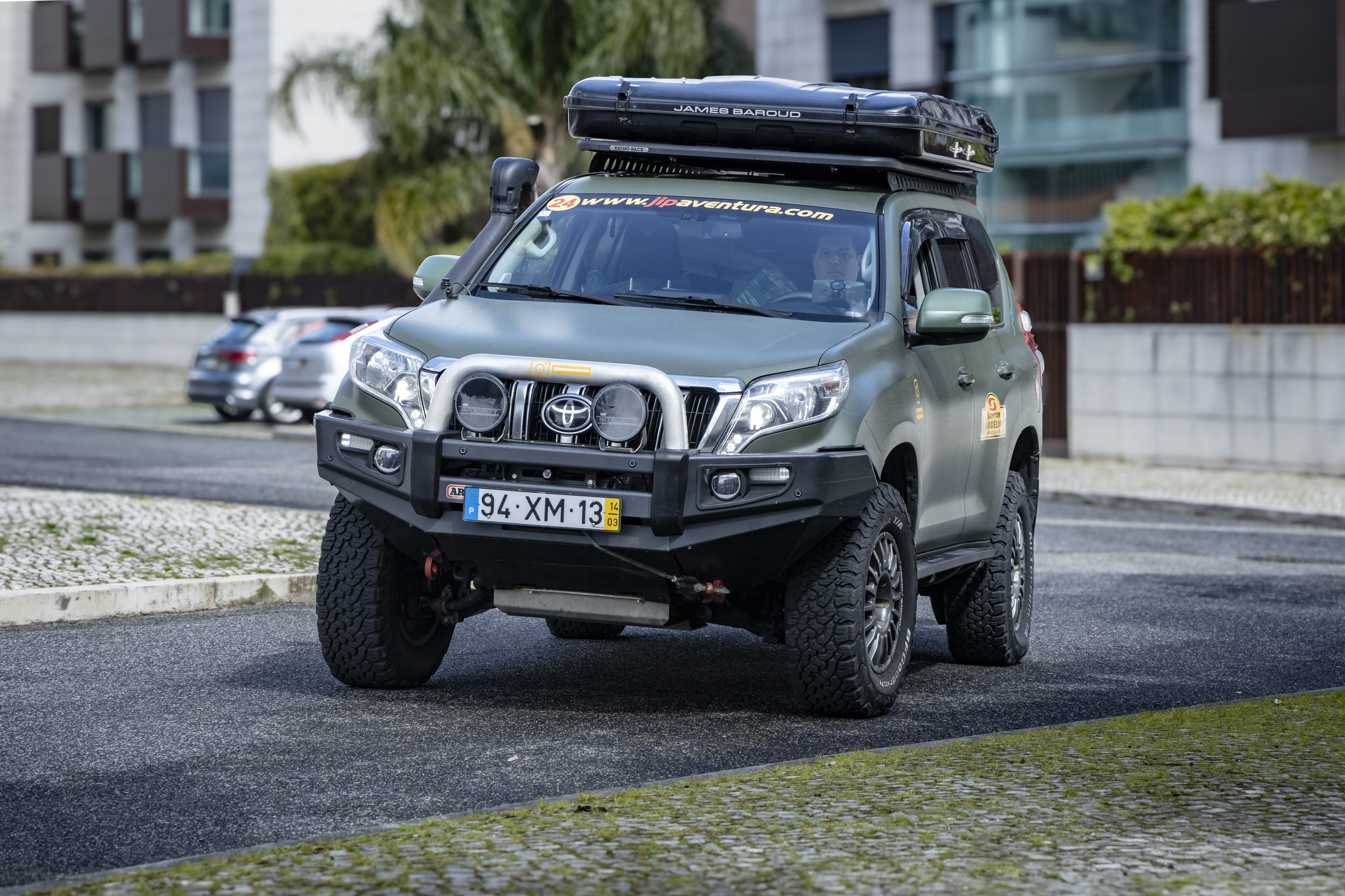 Viver num carro e deixar tudo para trás. Como é a realidade de quem viaja pelo Mundo em todo-o-terreno?