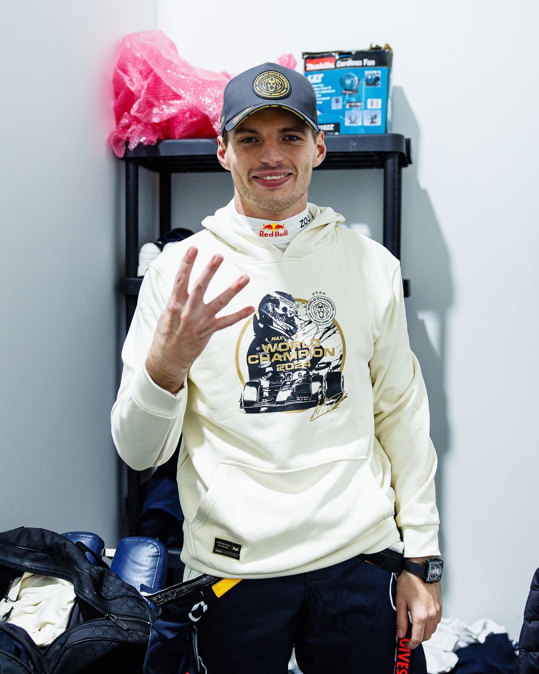 Max Verstappen é tetracampeão mundial de Fórmula 1. Espreite as fotos descontraídas do piloto
