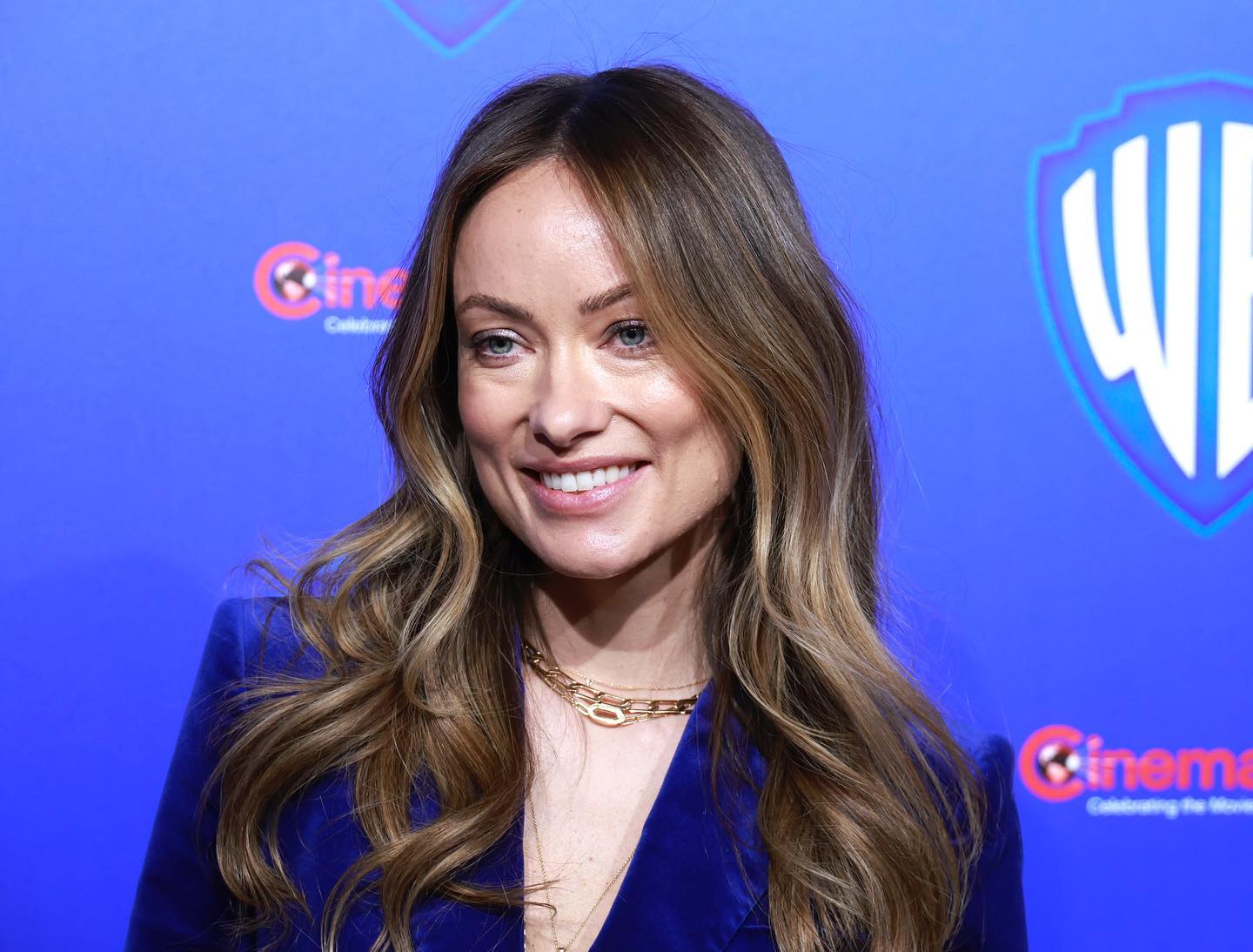 Insólito. Olivia Wilde é surpreendida em palco com papéis da custódia dos filhos