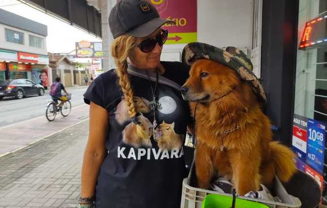 Este cão está a viajar com a dona dentro de um cesto de bicicleta há 4 meses. Conheça a história de Milene e Lyon