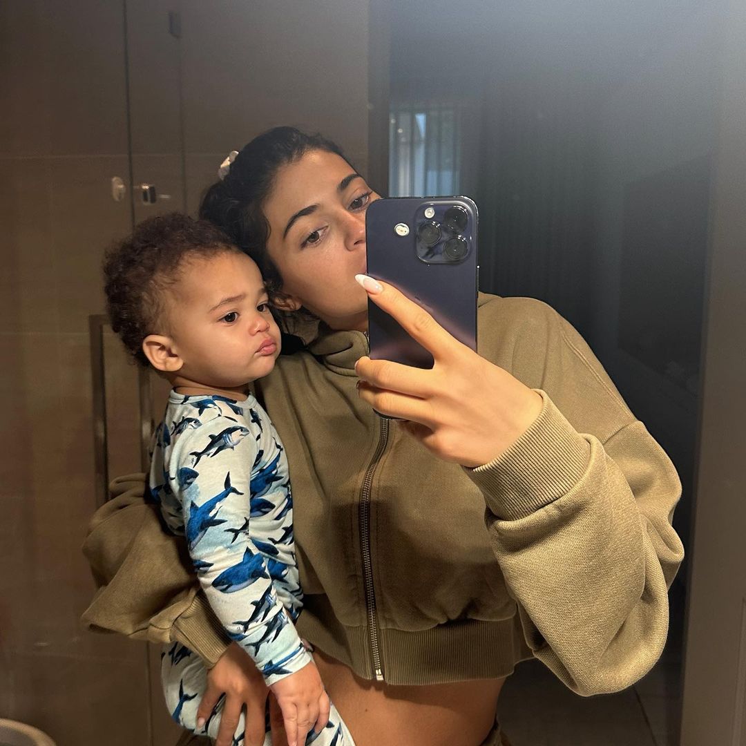 Quase um ano depois do nascimento, Kylie Jenner publica fotografias do segundo filho e revela novo nome