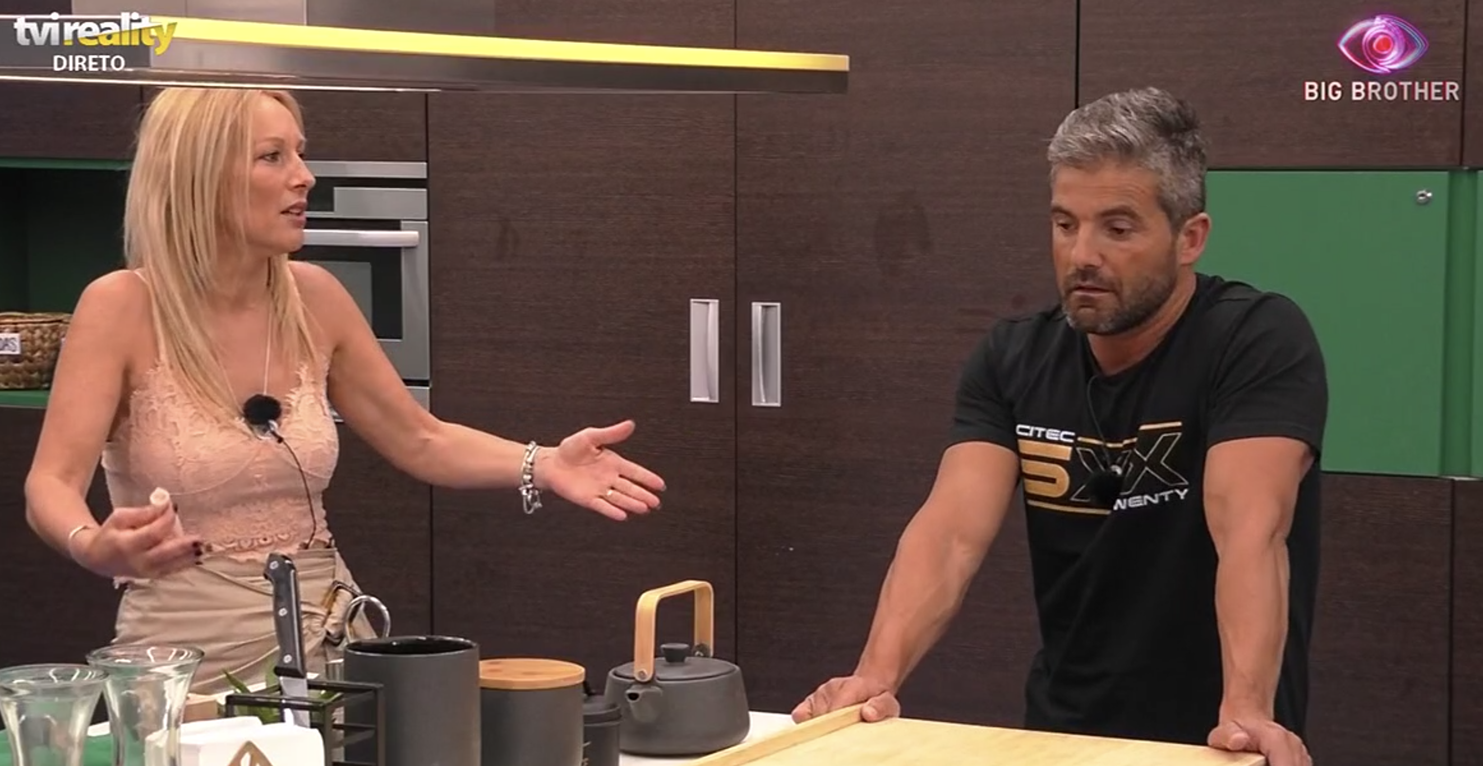 Teresa passa-se com piropo de Hélder e estala a discussão: “Eu tenho um marido lá fora”