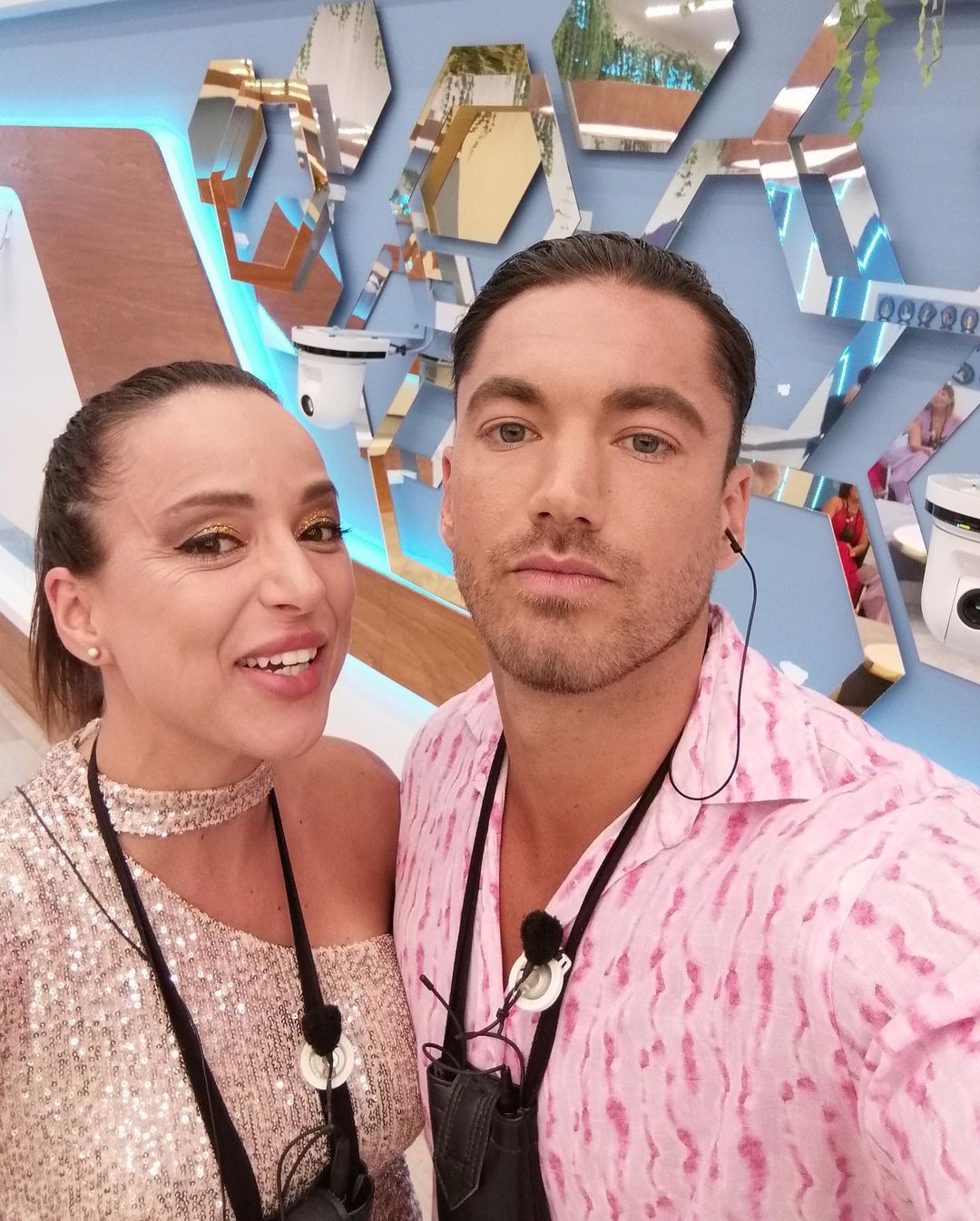 Débora lambe corpo de Rui Pinheiro em direto. “Vou fazer isto um bocadinho mais perverso”