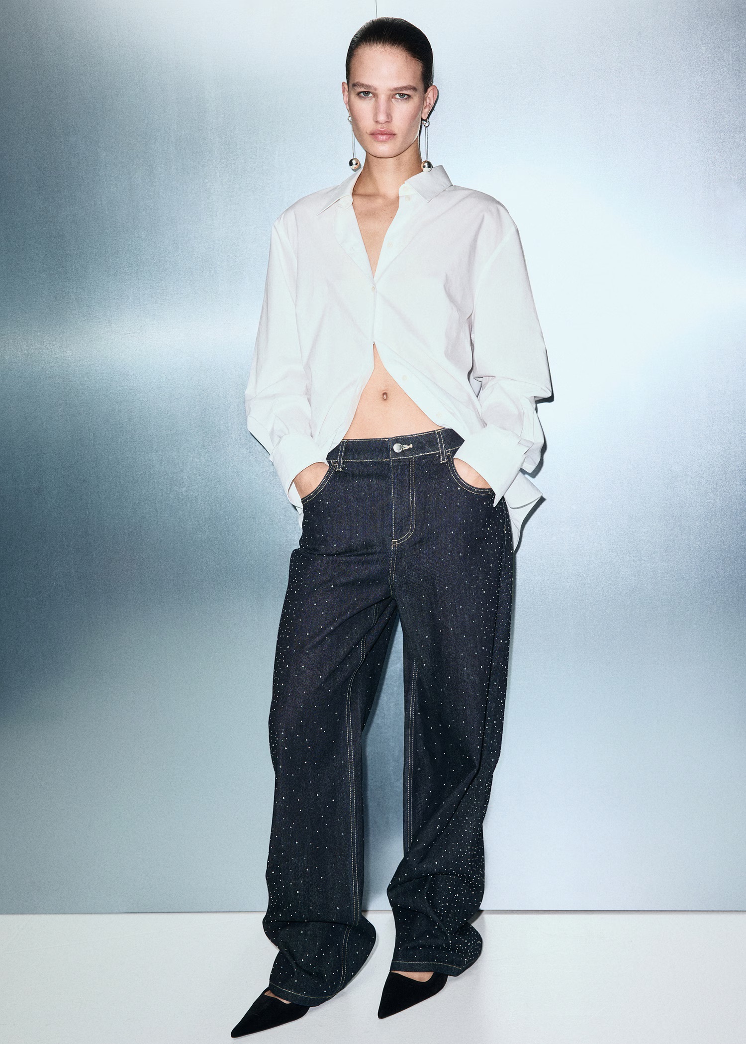 Não conseguiu apanhar as calças brilhantes (e virais) da Mango? Temos uma alternativa 40€ mais barata