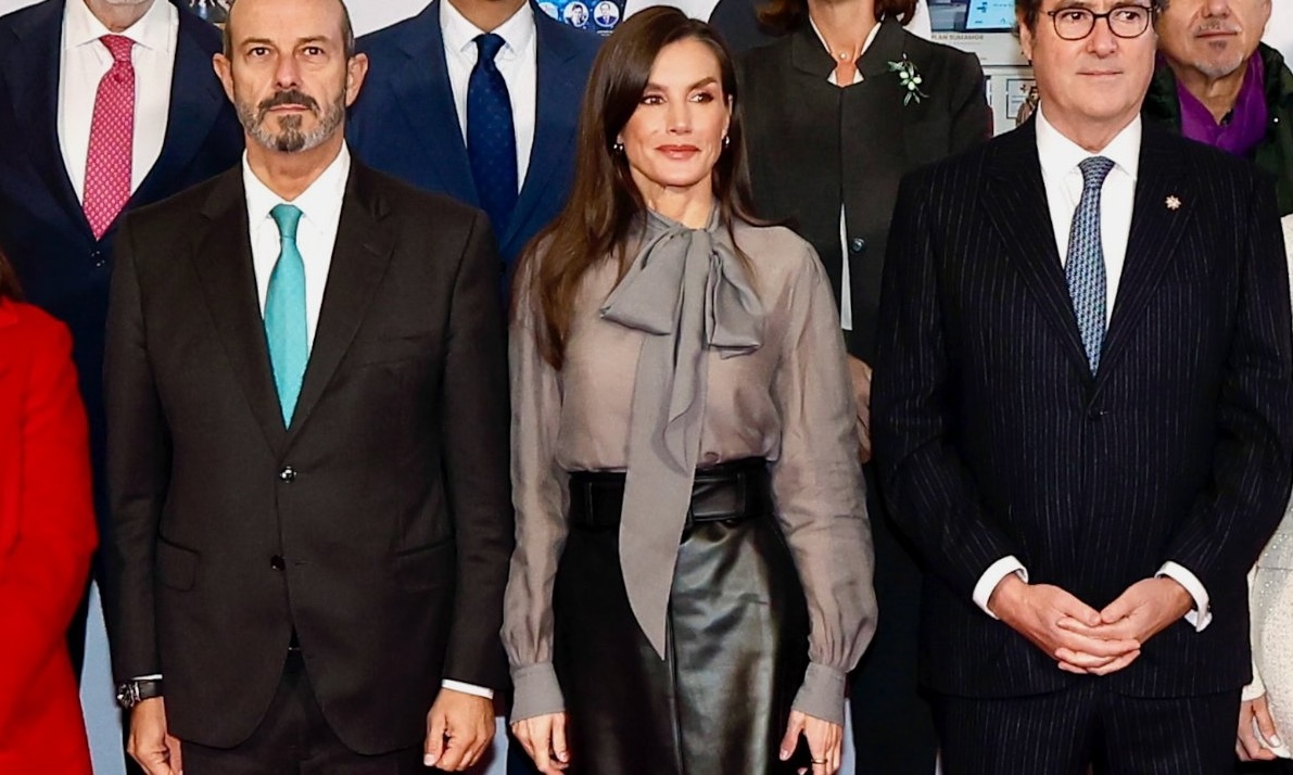 Letizia está rendida ao naked dressing. Inspire-se na rainha de Espanha com 8 camisas semitransparentes