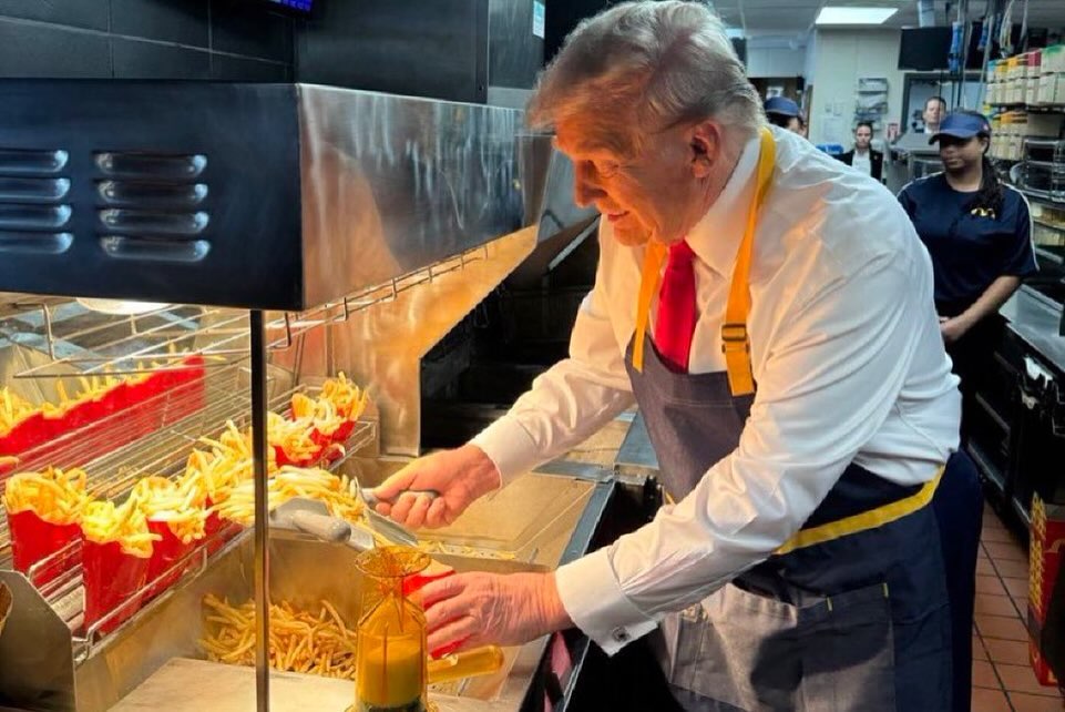 Donald Trump fritou batatas num McDonald’s e diz que Kamala Harris nunca lá trabalhou