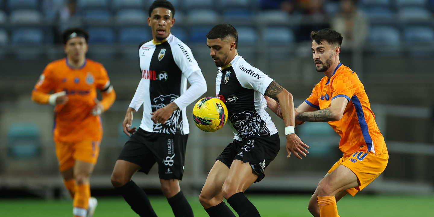 Farense e FC Porto empatados sem golos ao intervalo no Estádio Algarve. Foi assim a primeira parte