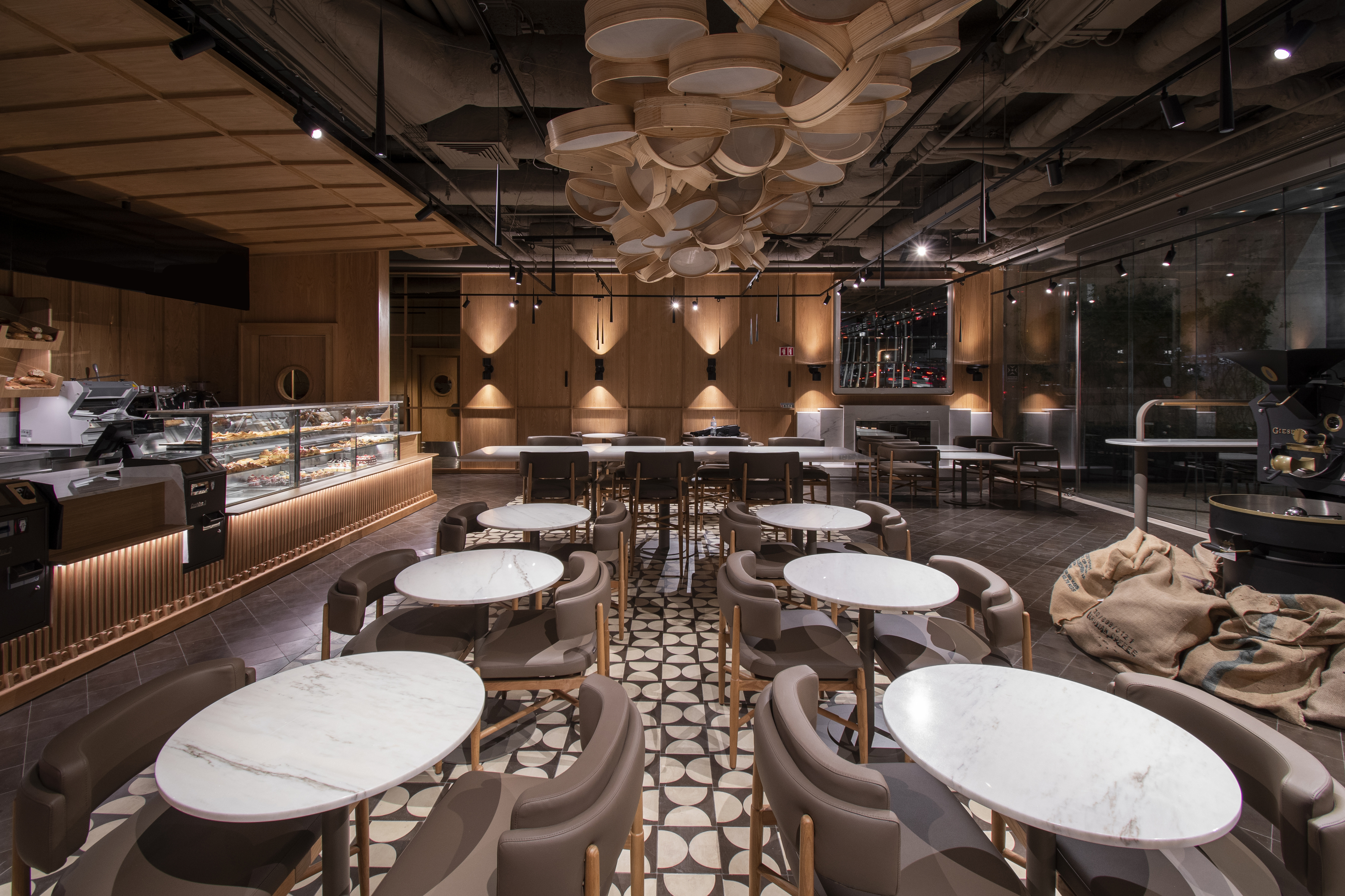 Rolos de canela gulosos e o melhor pão de queijo com frango. Provámos tudo no Bread & Friends