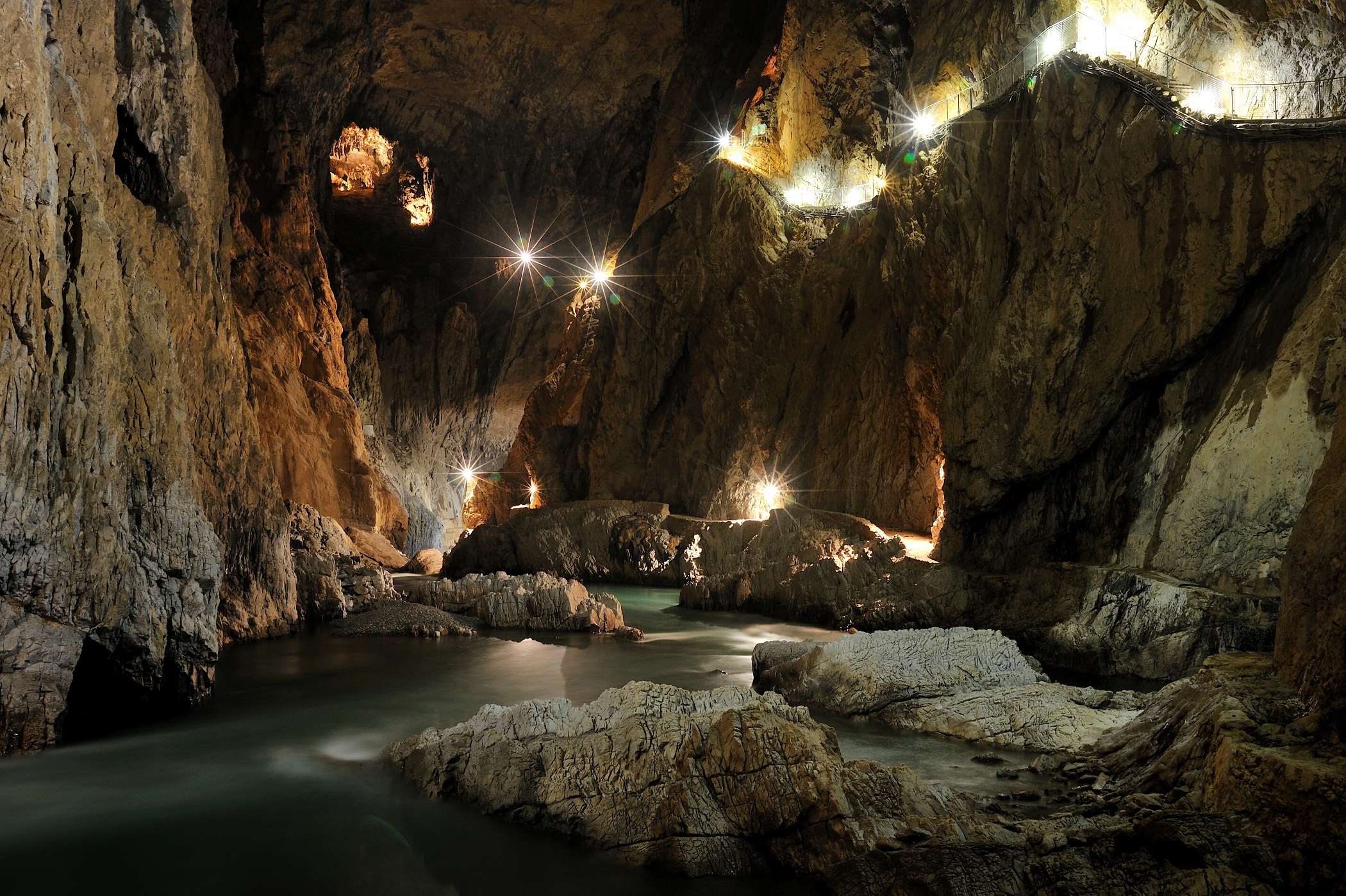 Пещера нати. Шкоцянские пещеры Словения. Пещеры Шкоцьянске-яме. Пещера Харрисонс-Кейв. Карстовые пещеры Оман.