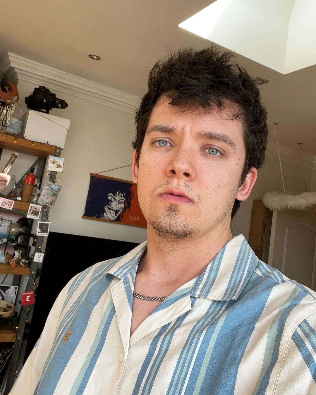 Protagonista de “Sex Education” furioso com fãs. “Tive de desviar vários telemóveis da minha cara”