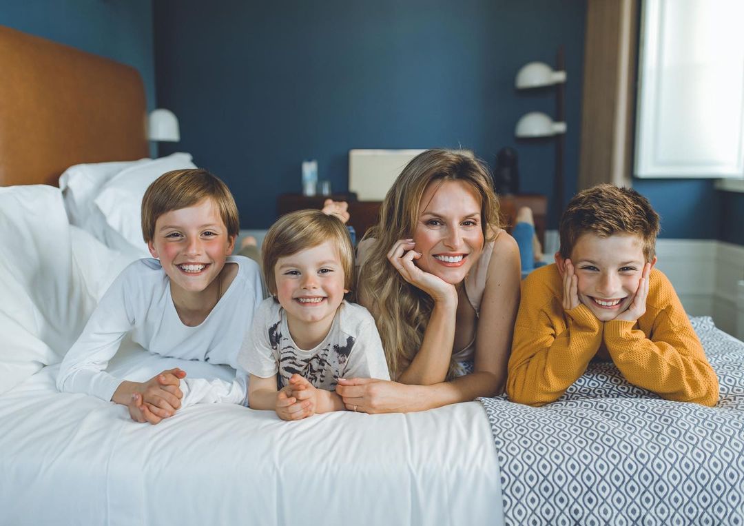 Núria Madruga anuncia gravidez ao som de “Bella Ciao”. Aos 41 anos, atriz já é mãe de 3 meninos