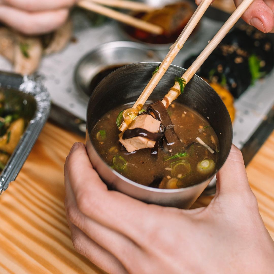 Descobrimos a cura perfeita para a ressaca. É quente, ácida e custa apenas 1,90€