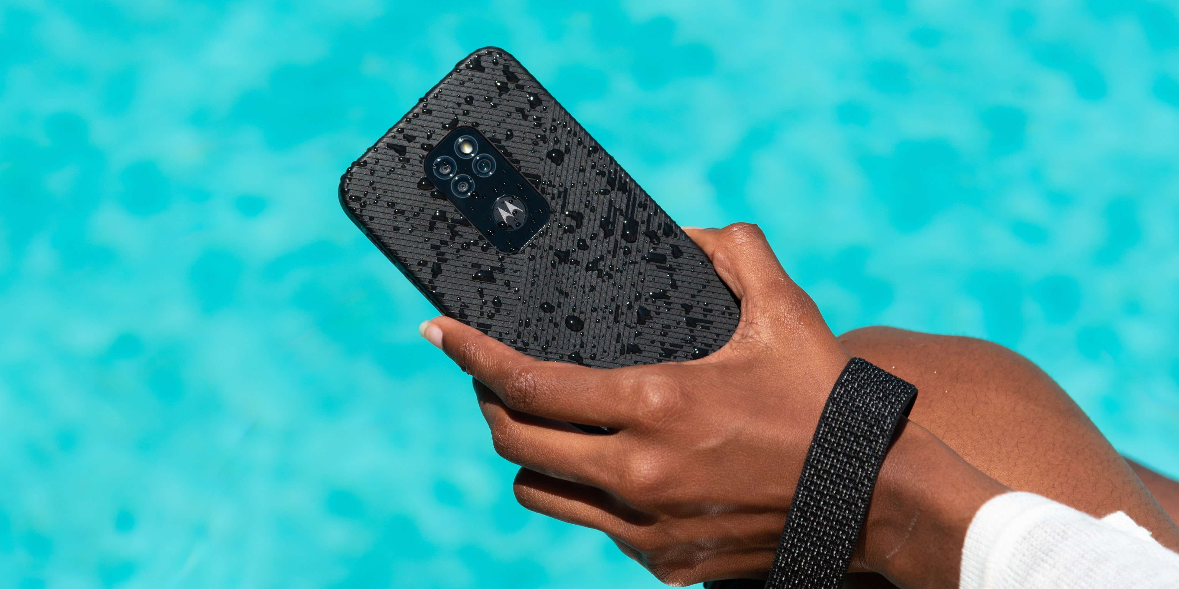 Ator da série “The White Lotus” apontado para interpretar George Michael em filme biográfico