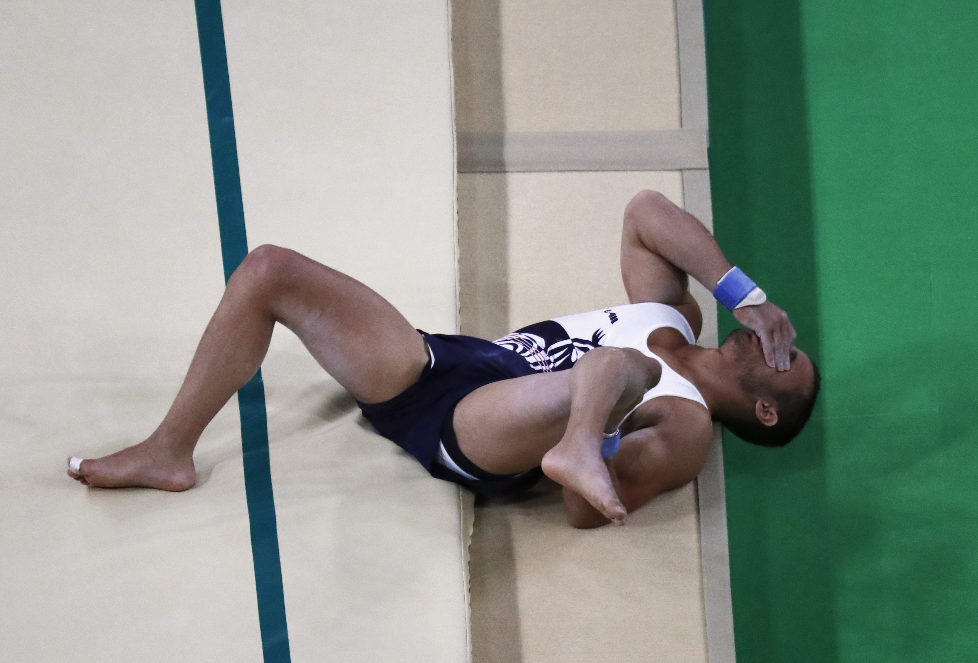 Ноги гимнастов. Самир аид Саир гимнаст. Самир АИТ Саид. Самир АИТ Саид перелом. Французский гимнаст сломал ногу на Олимпиаде 2016 в Рио.