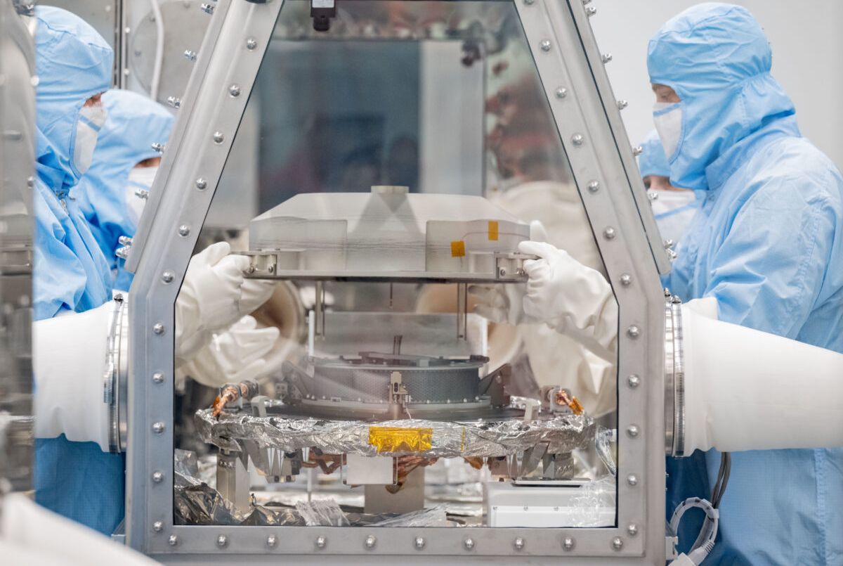 OSIRIS-Rex trouxe amostras de asteroide Bennu com outros “extras” agarrados