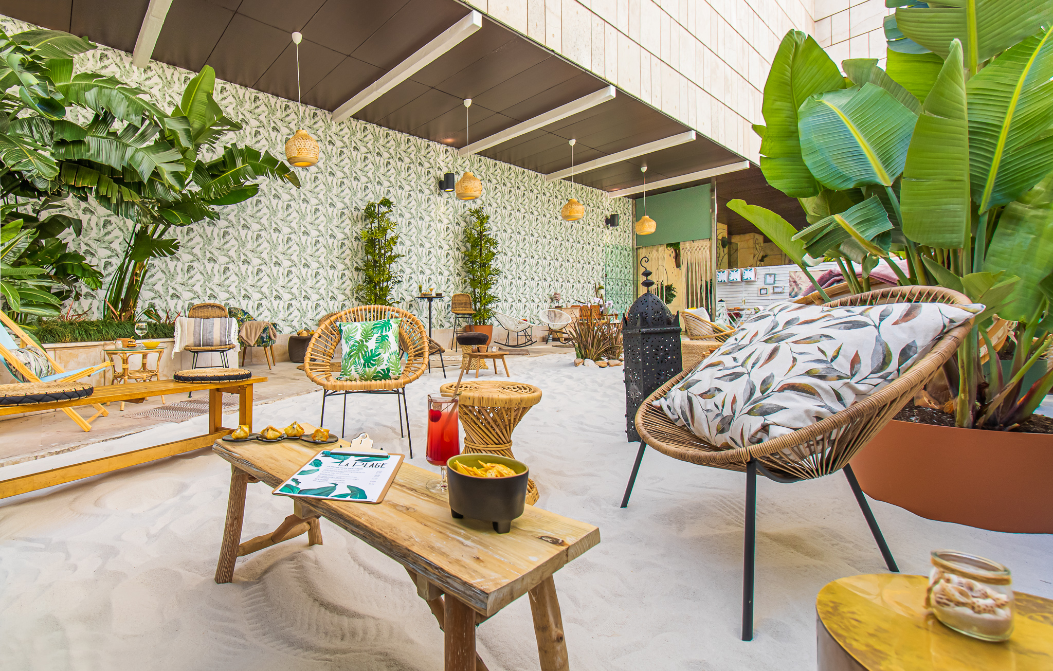 O novo La Plage tem cocktails coloridos e petiscos veggies deliciosos. Conheça esta praia citadina