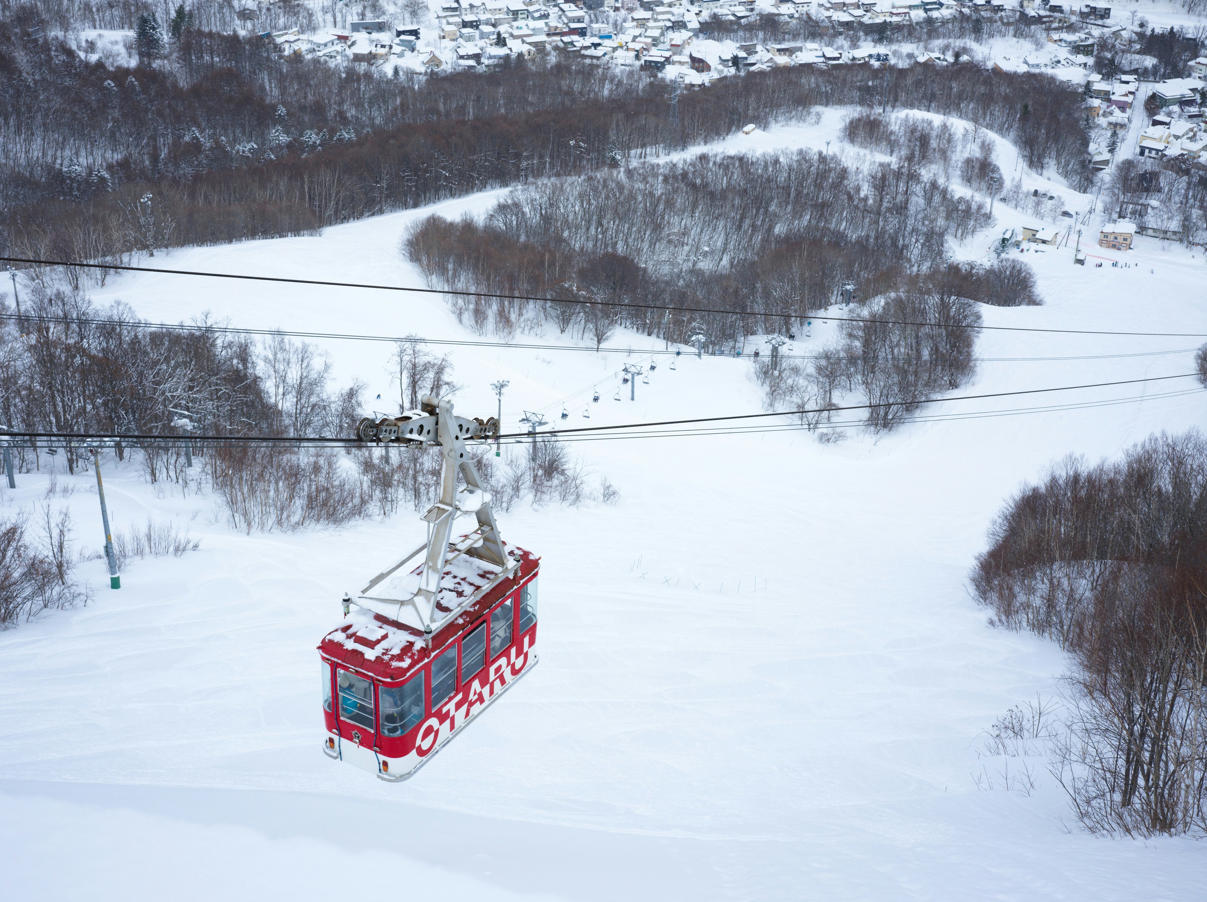 Criança de 5 anos morre após cair e ficar com o braço preso na escada rolante de uma estância de esqui