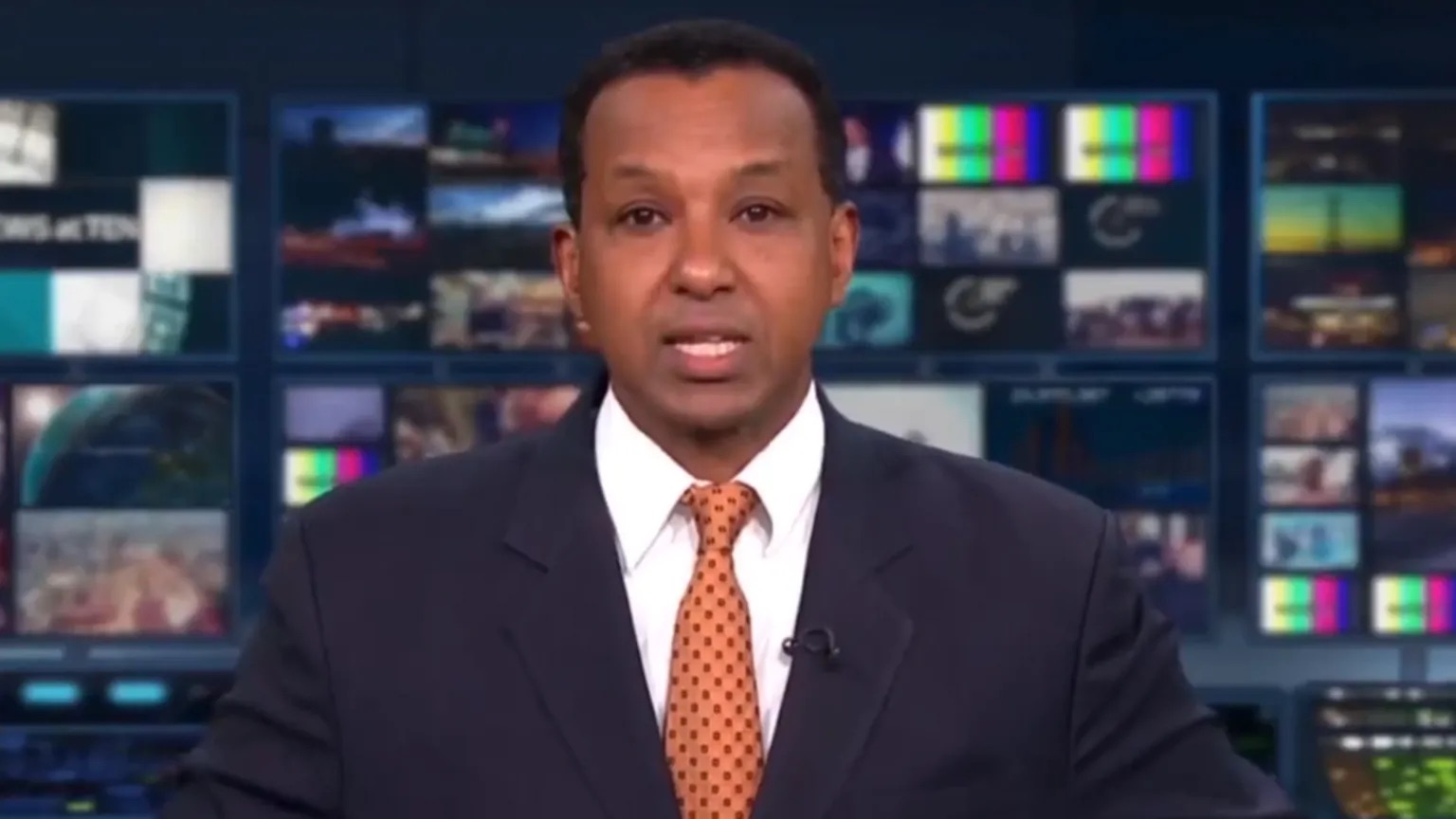 Pivô de noticiário britânico sente-se mal em direto e tem de receber assistência (VÍDEO)