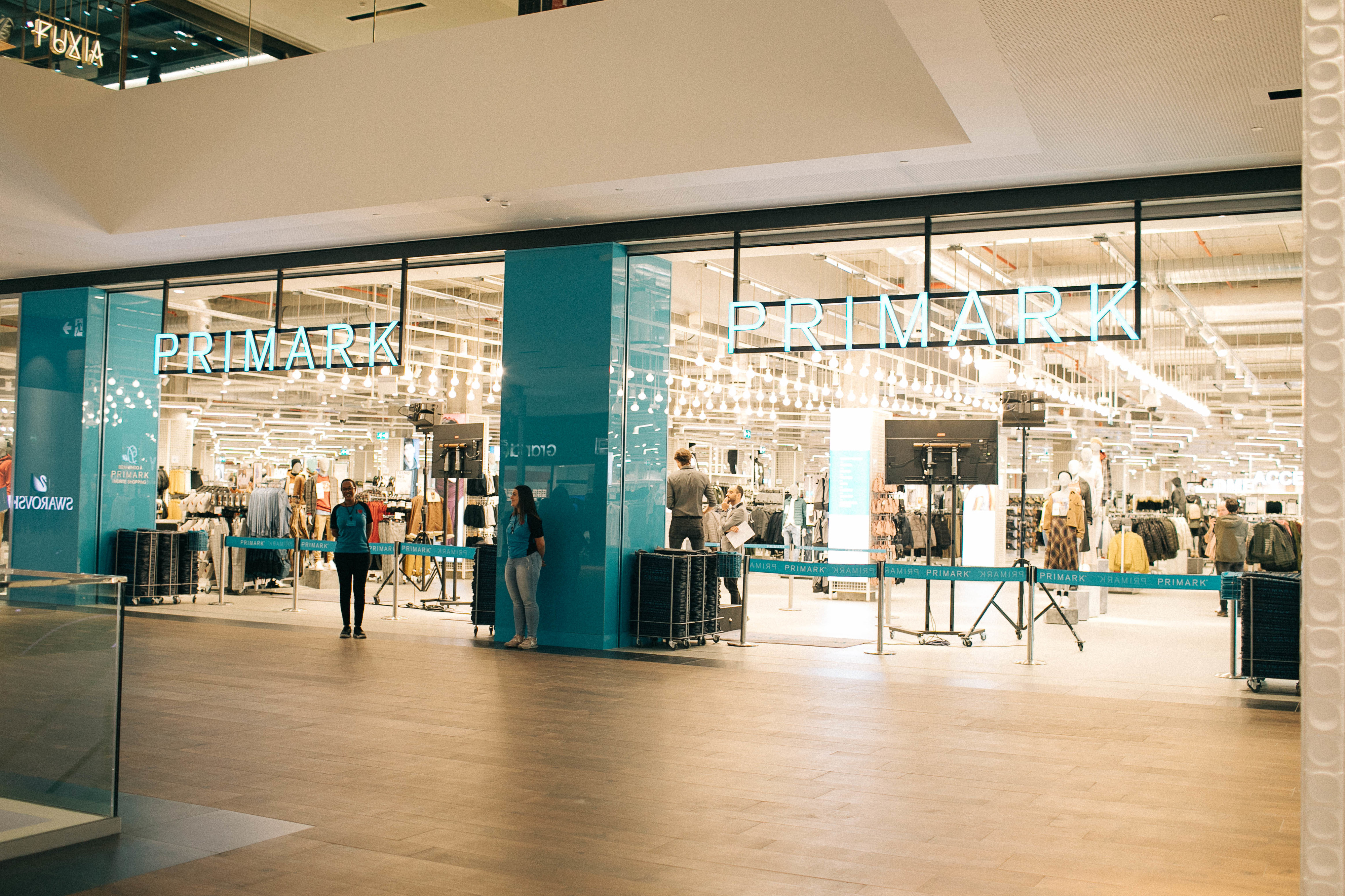 Primark baixa preços em centenas de artigos de criança. Há t-shirts a 2,30€ e fatos de banho a 3,50€