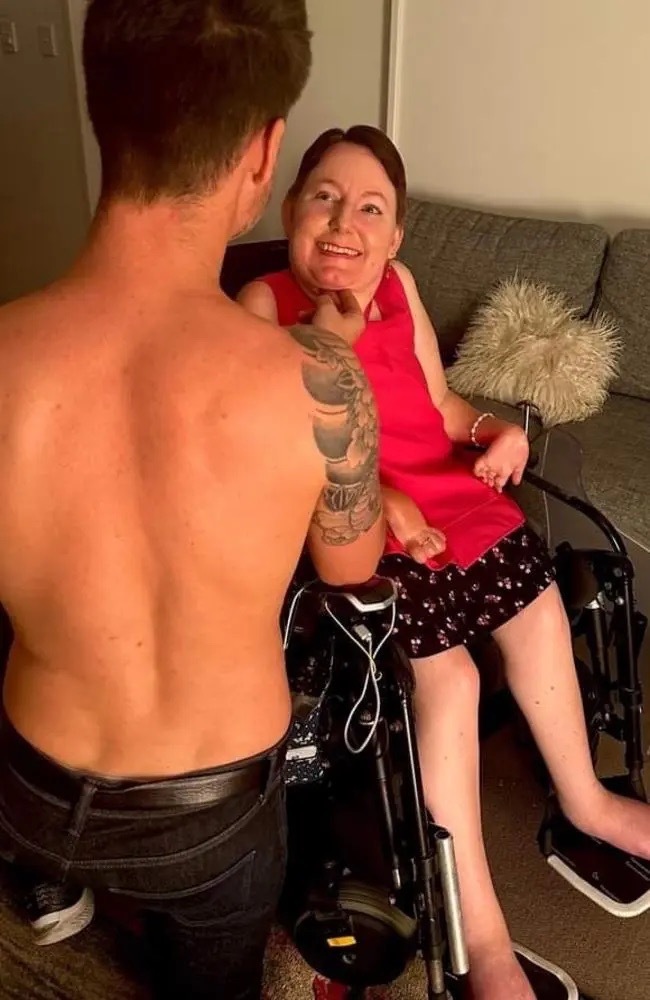 Tetraplégica de 43 anos virgem paga a um homem para ter sexo e diz que não se arrepende