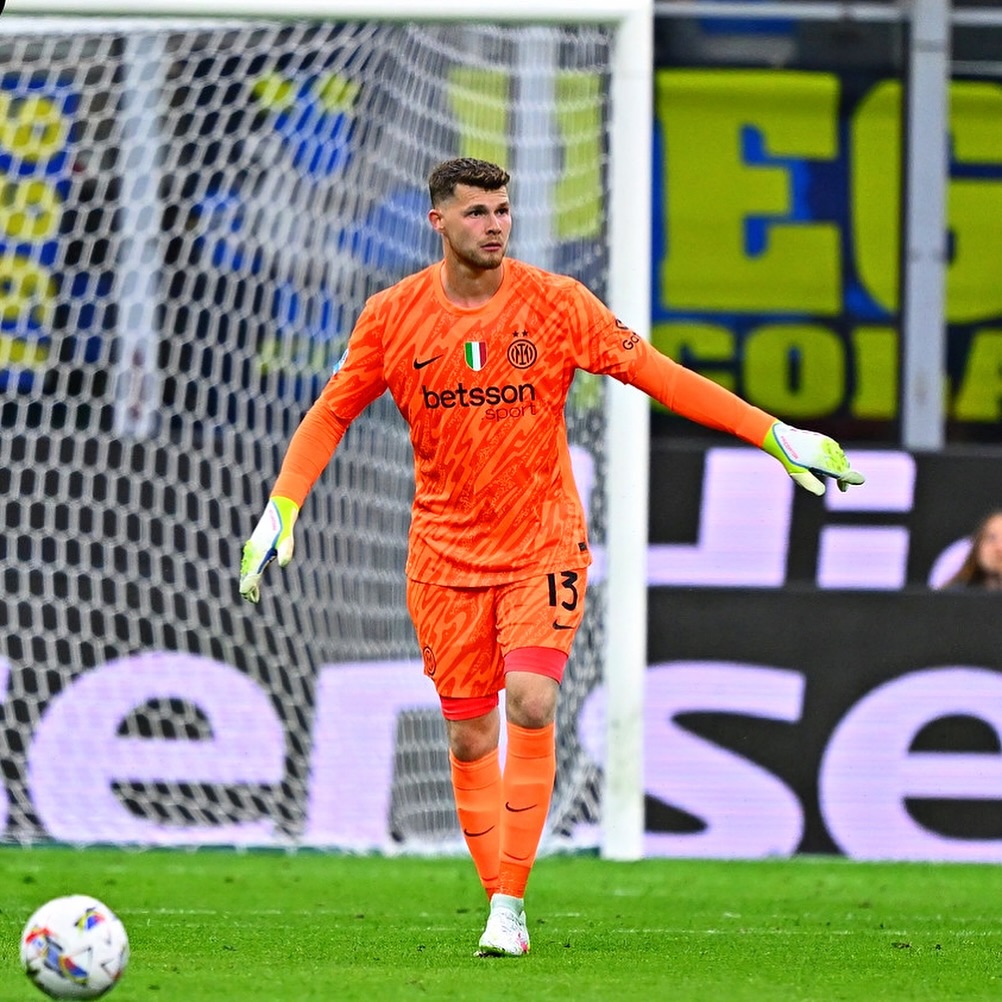 Guarda-redes do Inter de Milão atropelou um homem de 81 anos numa cadeira de rodas. Idoso morreu no local