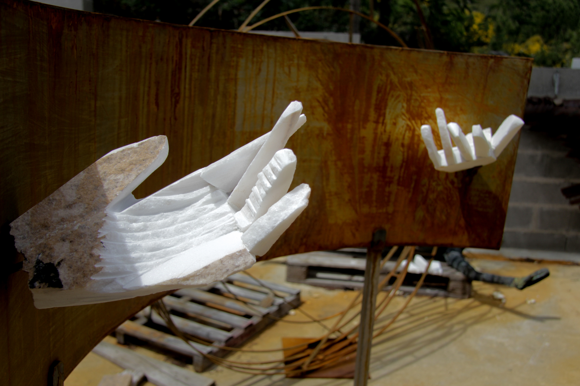 Uma escultora montou uma exposição dentro de uma igreja em Monsaraz